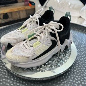 Nike Giannis Immortality 2 youth basketball shoes size 4Y